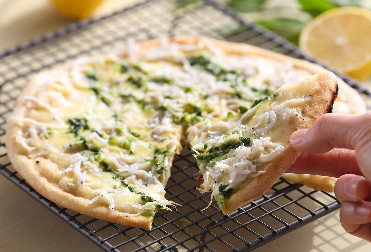 瀬戸内産しらすのオニオンレモンソース 青じそ風味